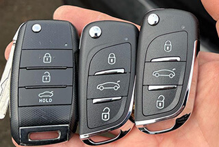 Auto Locksmith Holding Kia Spare Car Keys in Milton Keynes