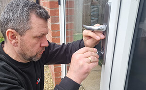 Market Deeping Locksmith picking door lock